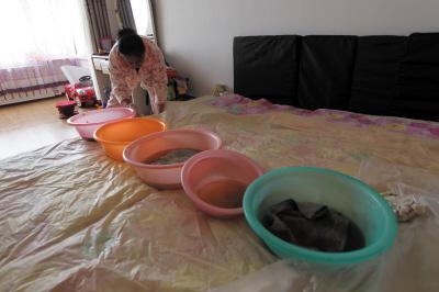 牡丹江楼上漏水，住户失联，小区没物管，业主维权难！律师来支招……